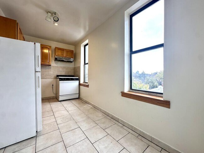 Building Photo - 2 bedroom in New York NY 10463