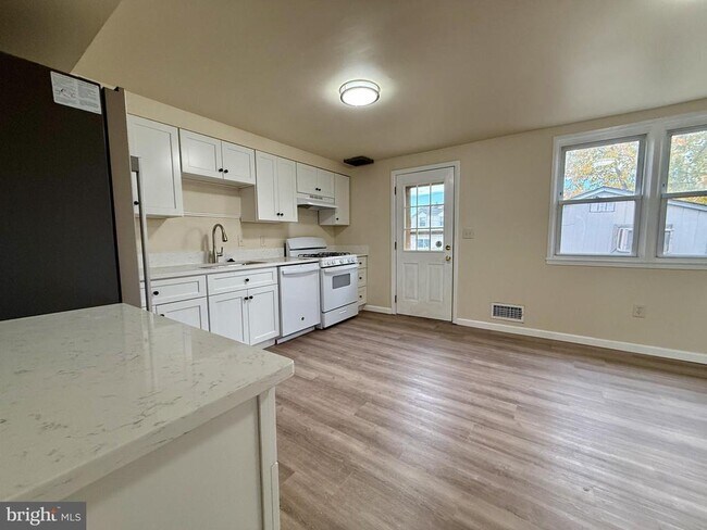 Building Photo - 2008 Ewald Ave