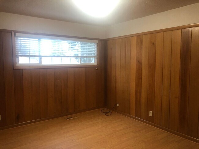 Building Photo - Stylish 4 bedroom 1.5 bath in SE Salem