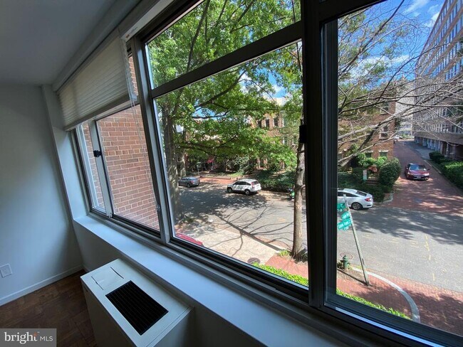 Building Photo - 940 25th St NW