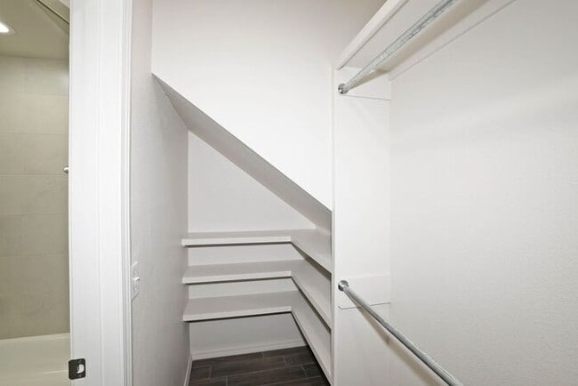 Building Photo - 7628 Woodford Ave