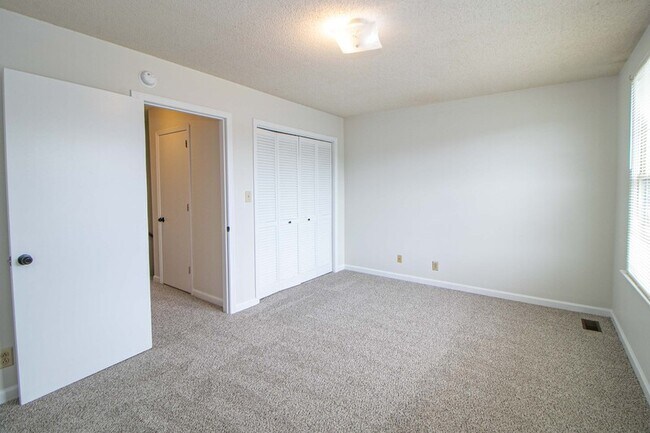 Building Photo - 814-E Golfview Place