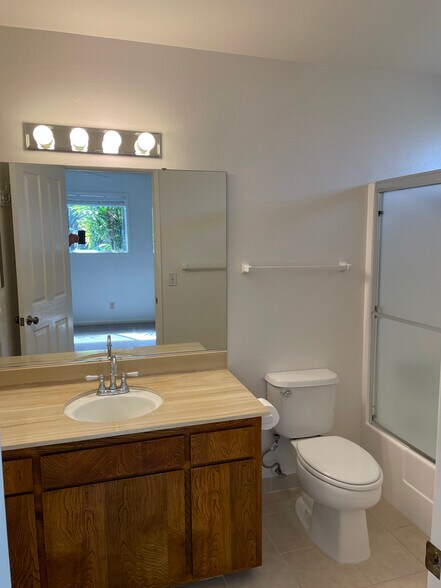 Bath - 818 Hygeia Ave