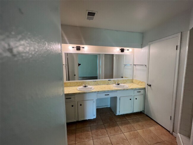 Building Photo - 6630 Trigate Dr