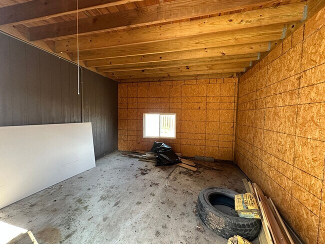Building Photo - {20067} Custom Built Home in Woodland Mano...