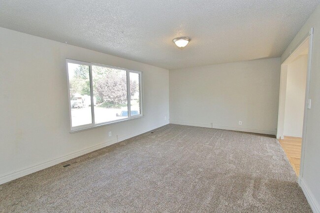 Building Photo - Spacious Home in Quiet Neighborhood