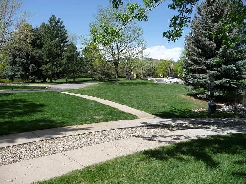 Building Photo - 2800 Kalmia Ave