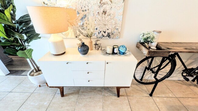 Building Photo - DOWNTOWN FURNISHED 2/2