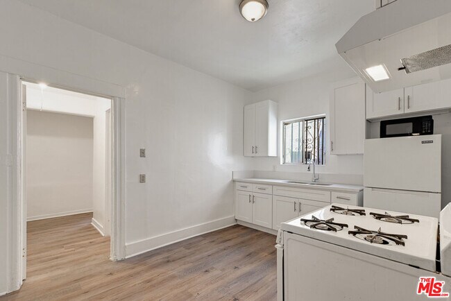 Building Photo - 220 E Vernon Ave