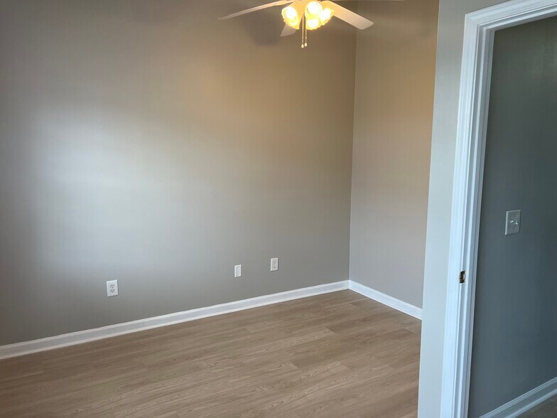 Building Photo - 633 Beaverview Dr