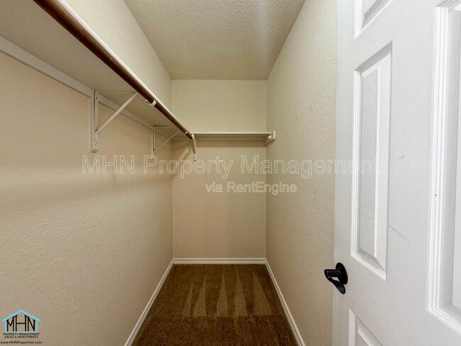 Building Photo - 1307 Adobe Run