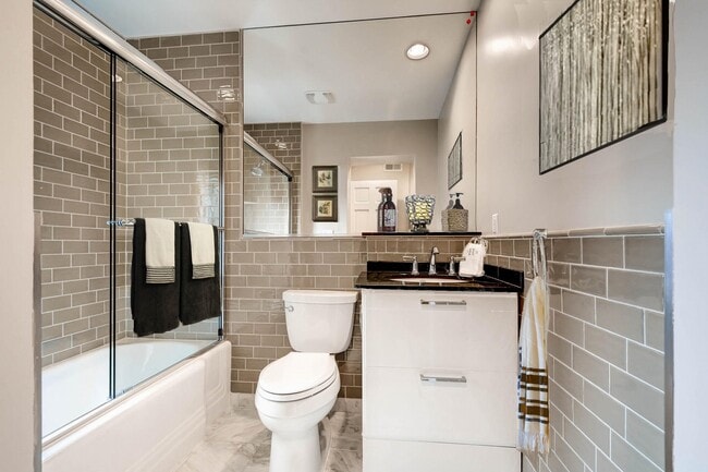 Building Photo - 708 Park Ave