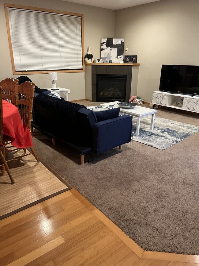 Building Photo - Prime location Vadnais Heights Townhome 4 Bed 4 Bath!