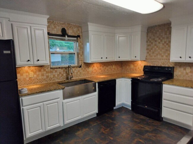 Building Photo - 4 bed 2 bath house in Edmond, OK next to UCO campus