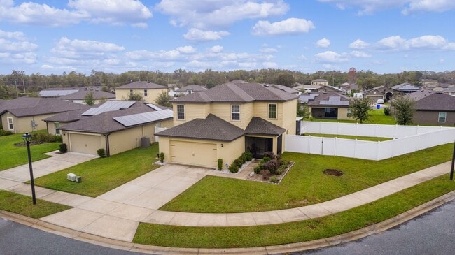 Building Photo - FULLY FENCED BACK YARD!