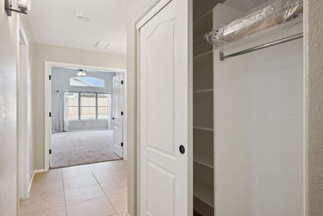 Building Photo - Very nice single level home with 4 bedrooms and 2 baths!