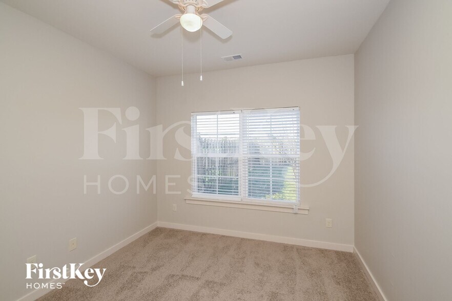 Building Photo - 810 Hawthorn Ln