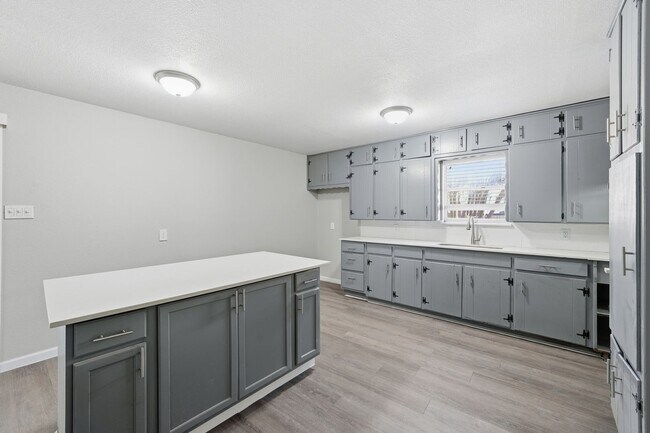 Building Photo - Beautifully renovated 3-bedroom, 2-bath home located in Richland Hills, TX 76118. This move-in re...