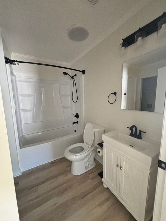 Building Photo - Newly Updated 2 bedroom Home