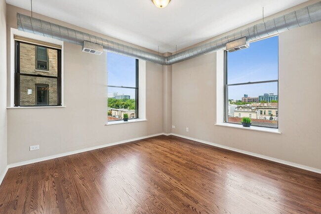 Building Photo - 811 S Lytle St