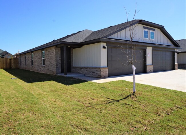 Building Photo - Chisholm Creek Duplex NW OKC