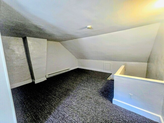 Building Photo - 815 E 6th St