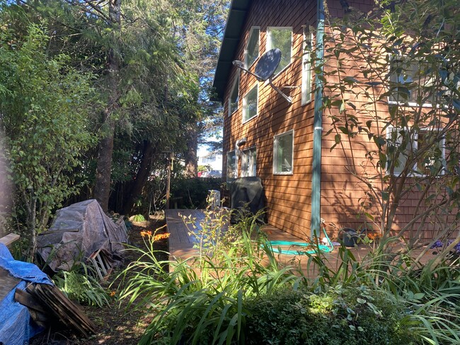 Building Photo - 277 N Dolphin St