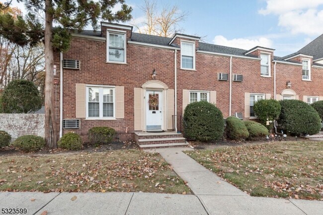Building Photo - 12B Parkway Village