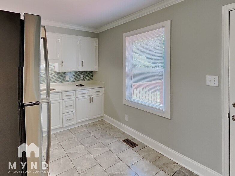 Building Photo - 1609 Rushing St