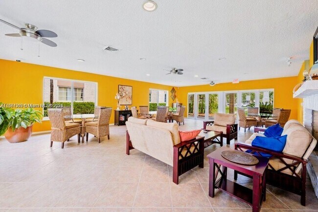 Building Photo - 124 NE 19th Ct