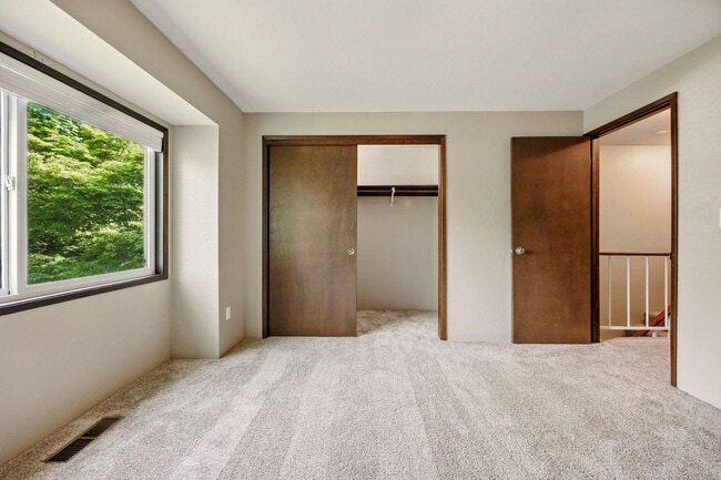 Building Photo - Renovated two bedroom townhouse near downt...