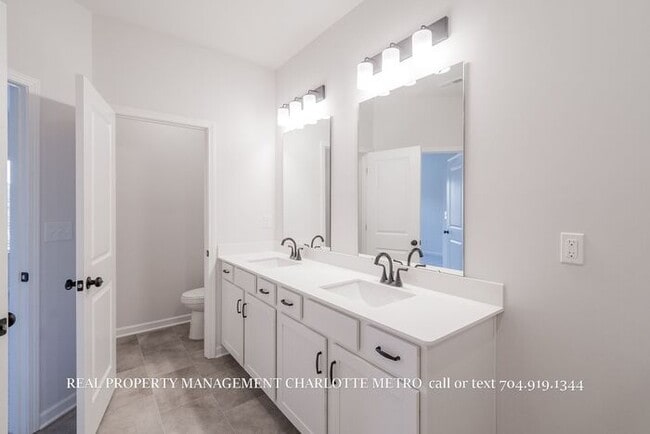 Building Photo - Modern Brand-New Built 3BR Townhome Near Uptown