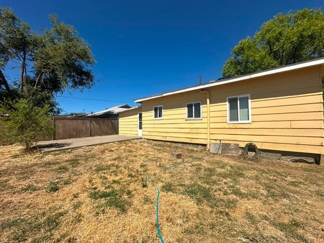 Building Photo - Cute 2 bedroom home