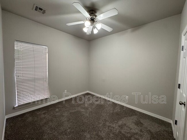 Building Photo - 528 North Willow Pl W