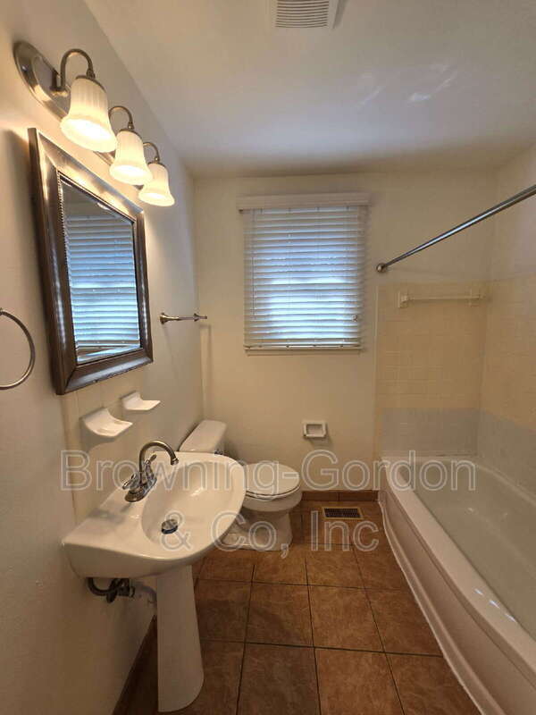 Building Photo - 1322 Ardee Ave