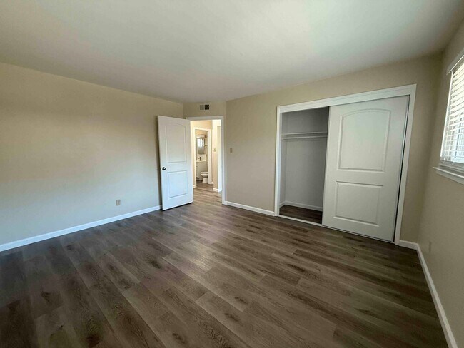 Building Photo - Great 2 Bedroom Duplex