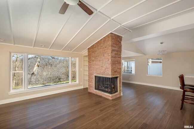 Building Photo - 4640 5th Ave