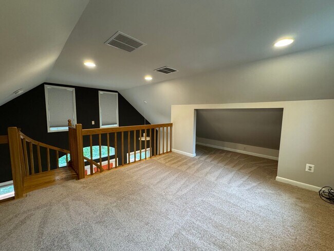Building Photo - Fantastic 4 Bed 3.5 Bath Townhome With Sun...