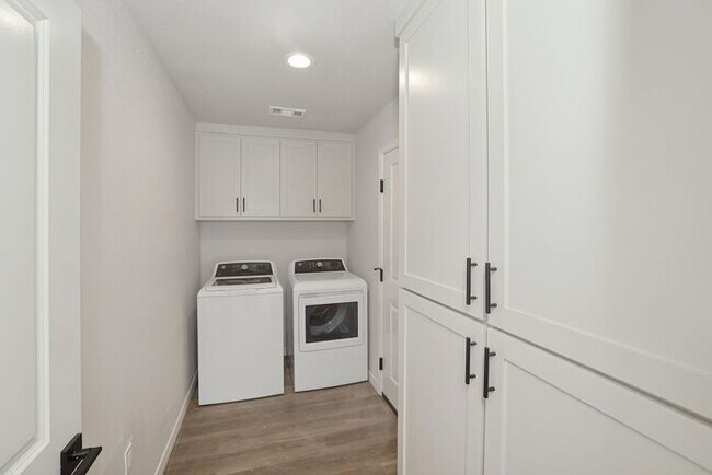 Building Photo - 8904 Oakleaf Ct