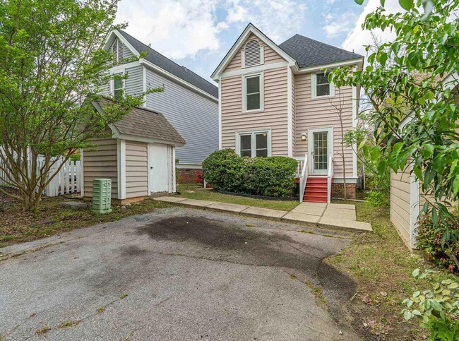 Building Photo - Gorgeous Renovated Home with Modern Finishes & Gated Community Amenities