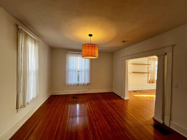 Building Photo - STUNNING BEECHMONT HOME WITH SOLAR PANELS ...