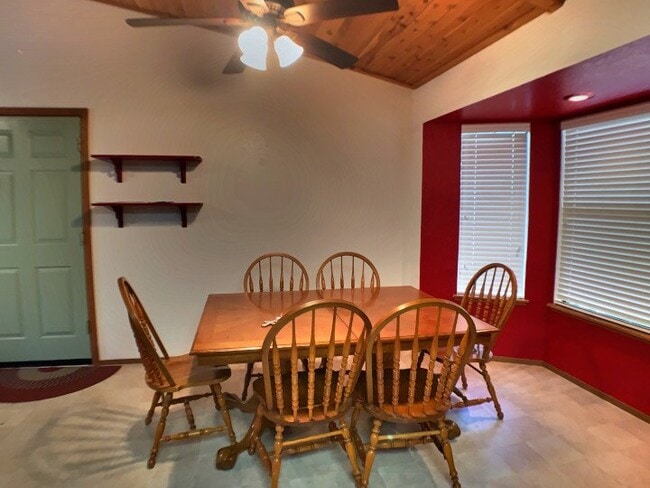 Building Photo - Pride of ownership in this 3/2 near the lake!