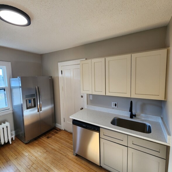 Building Photo - 428 W Franklin Ave