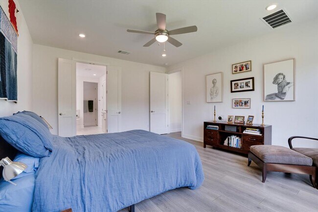 Building Photo - 916 Pear Tree Ln