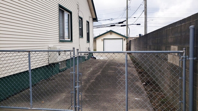 Building Photo - 28833 Groveland St