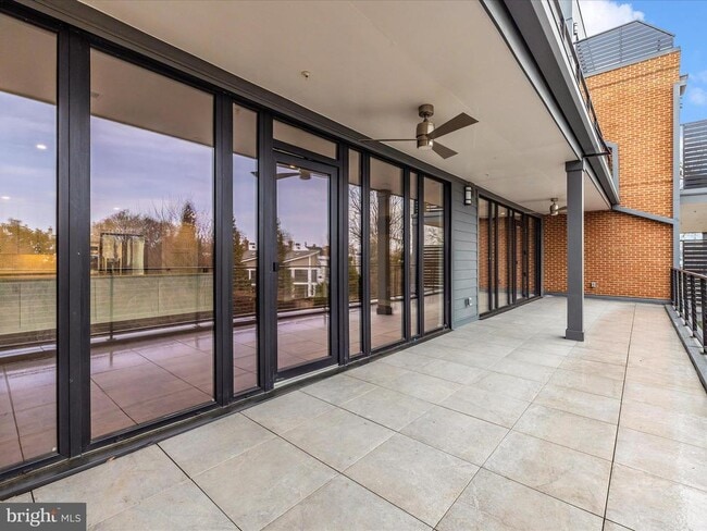 Building Photo - 210 E 2nd St