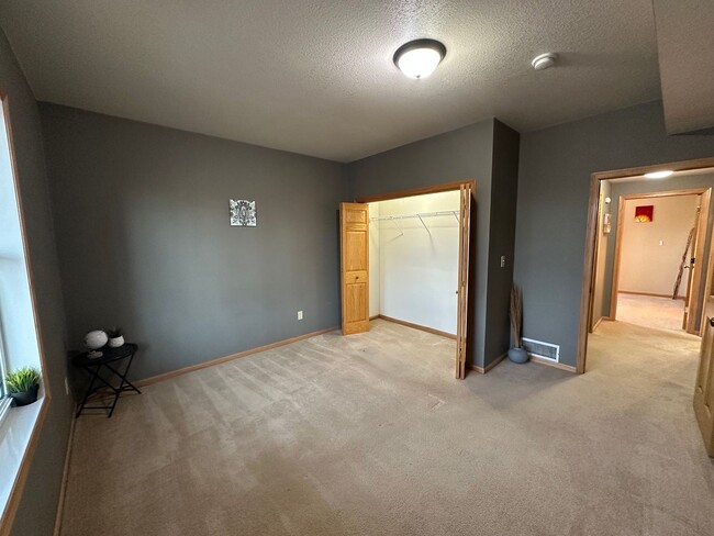 Building Photo - 3 Bed, 2 Bath Condo for Rent in Evansdale, Ia