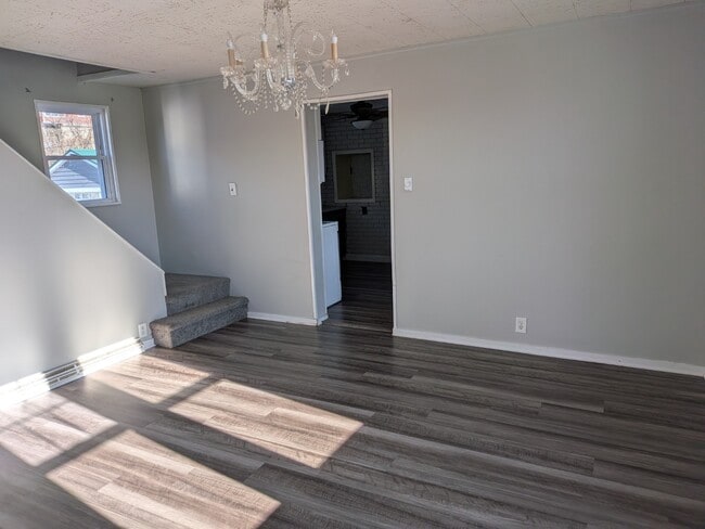 Building Photo - 3 Bedroom 1.5 Bathroom with garage