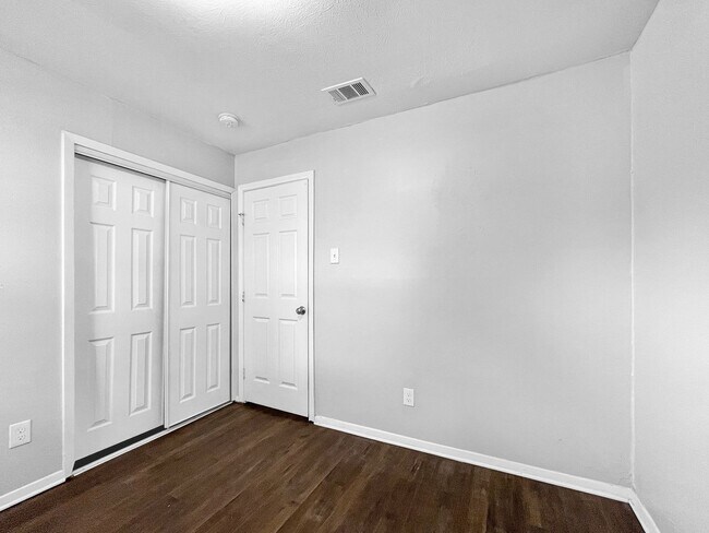 Building Photo - Coming Soon! 4 BR/1BA | Newly Renovated Single Family Home | New Upgrades & Spacious Yard|In Mesq...