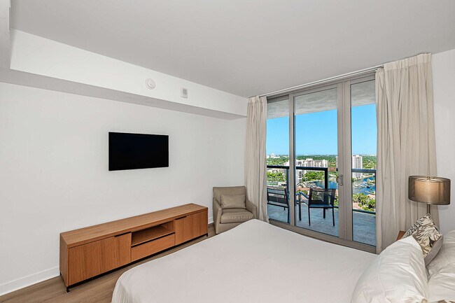 Building Photo - 2602 E Hallandale Beach Blvd